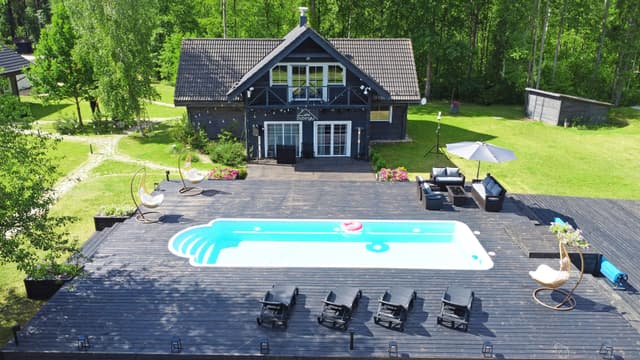 Dubingių Vila įsikūrusi Molėtų rajone, Asvejos regioniniame parke, Žvernos hidrografiniame draustiny