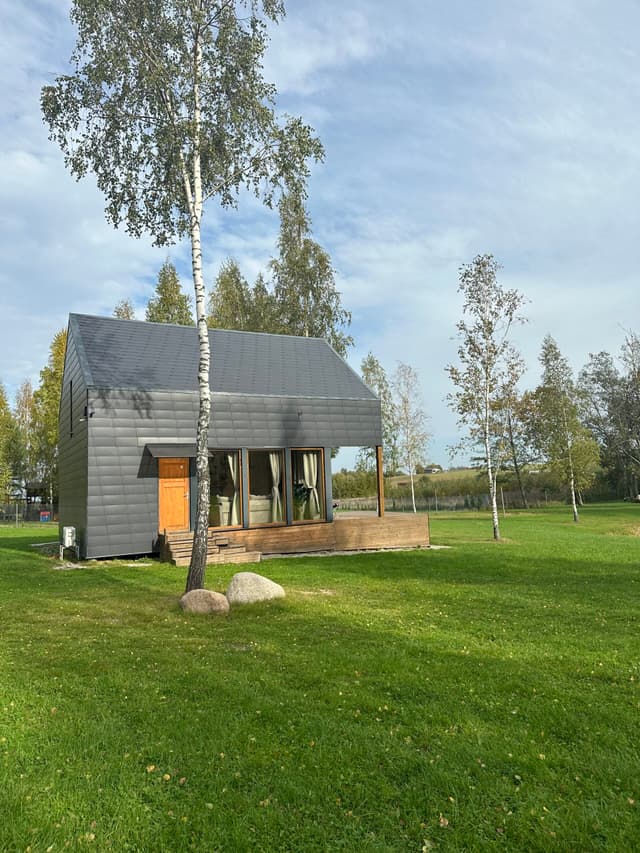 🦌 Sodyba gamtoje su pirtimi, kubilu ir erdvia teritorija