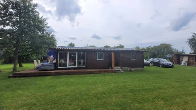 Namelis su pirtimi ir kubilu 4-6 asm. nuošalioje sodyboje