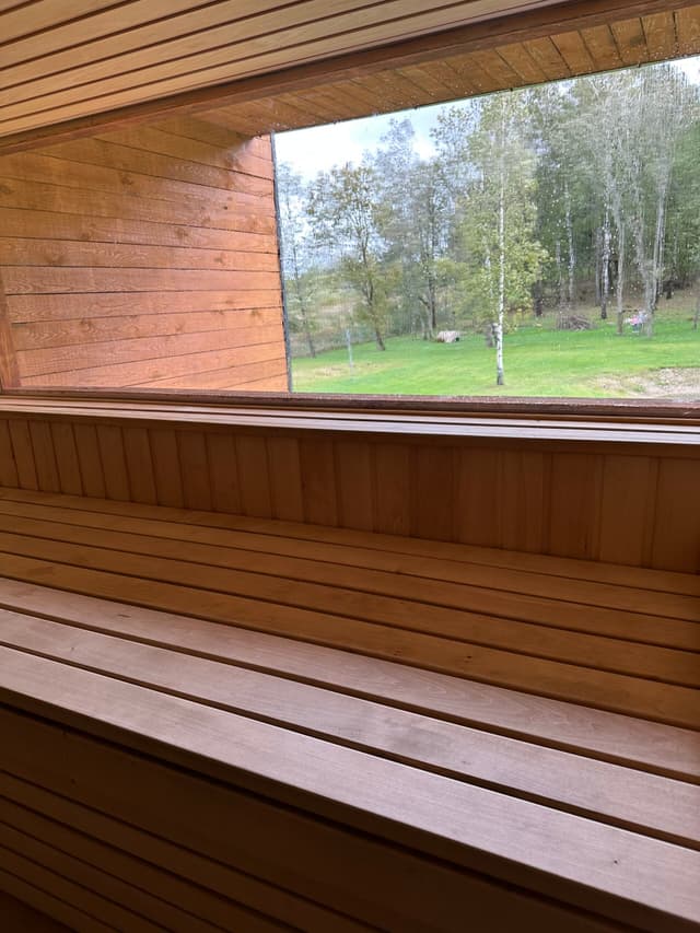 🦌 Sodyba gamtoje su pirtimi, kubilu ir erdvia teritorija