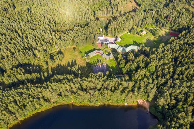 Poilsio kompleksas Tolieja ant ežero kranto | Pirtis, kambariai, apartamentai