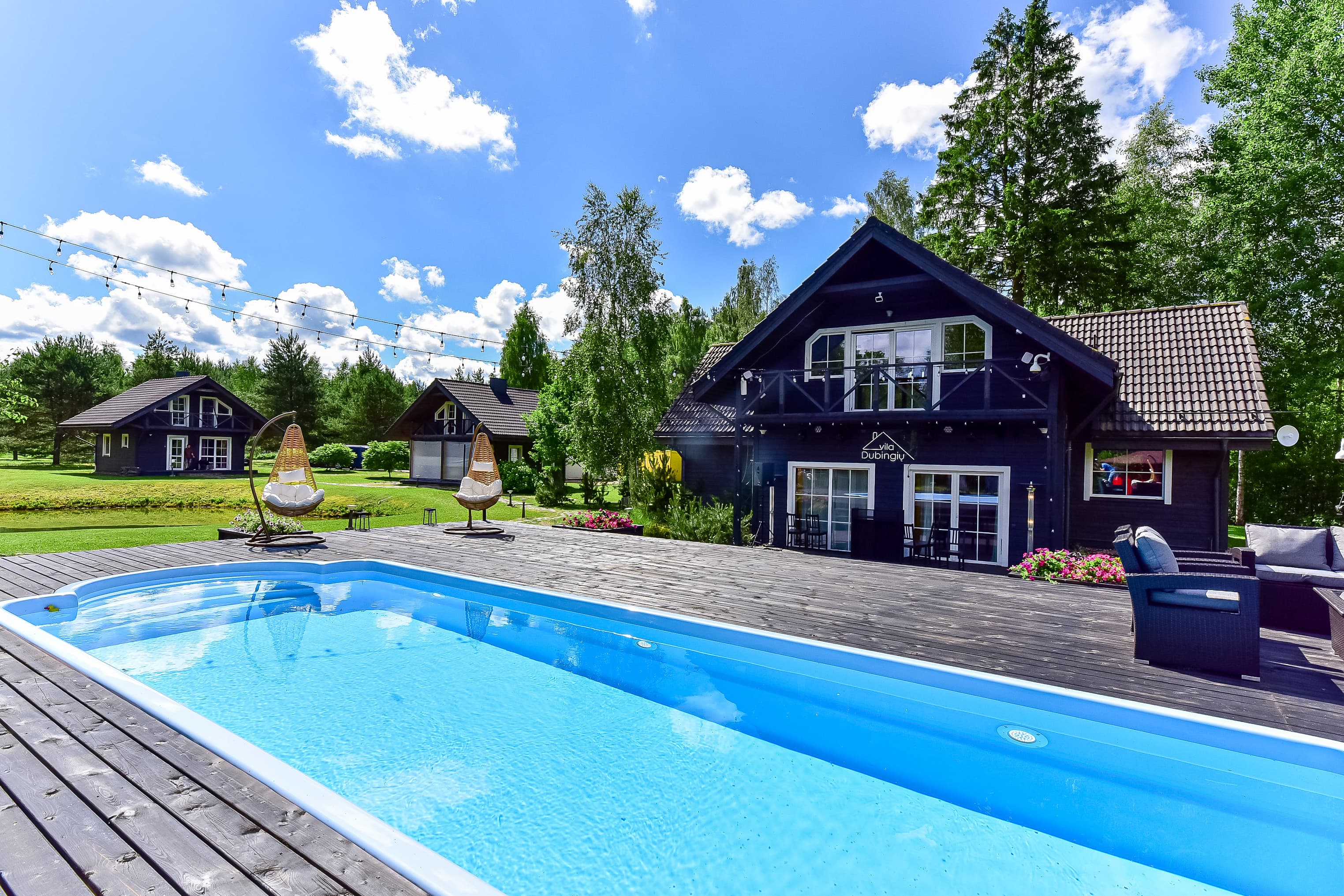 Dubingių Vila įsikūrusi Molėtų rajone, Asvejos regioniniame parke, Žvernos hidrografiniame draustiny