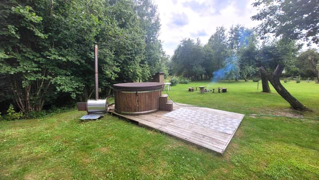 Namelis su pirtimi ir kubilu 4-6 asm. nuošalioje sodyboje