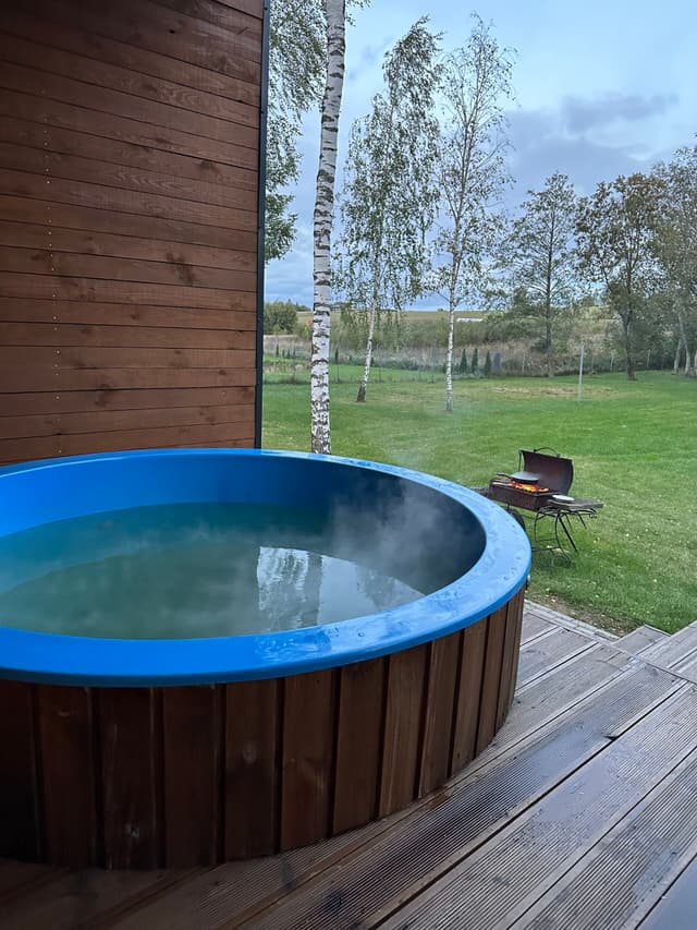 🦌 Sodyba gamtoje su pirtimi, kubilu ir erdvia teritorija