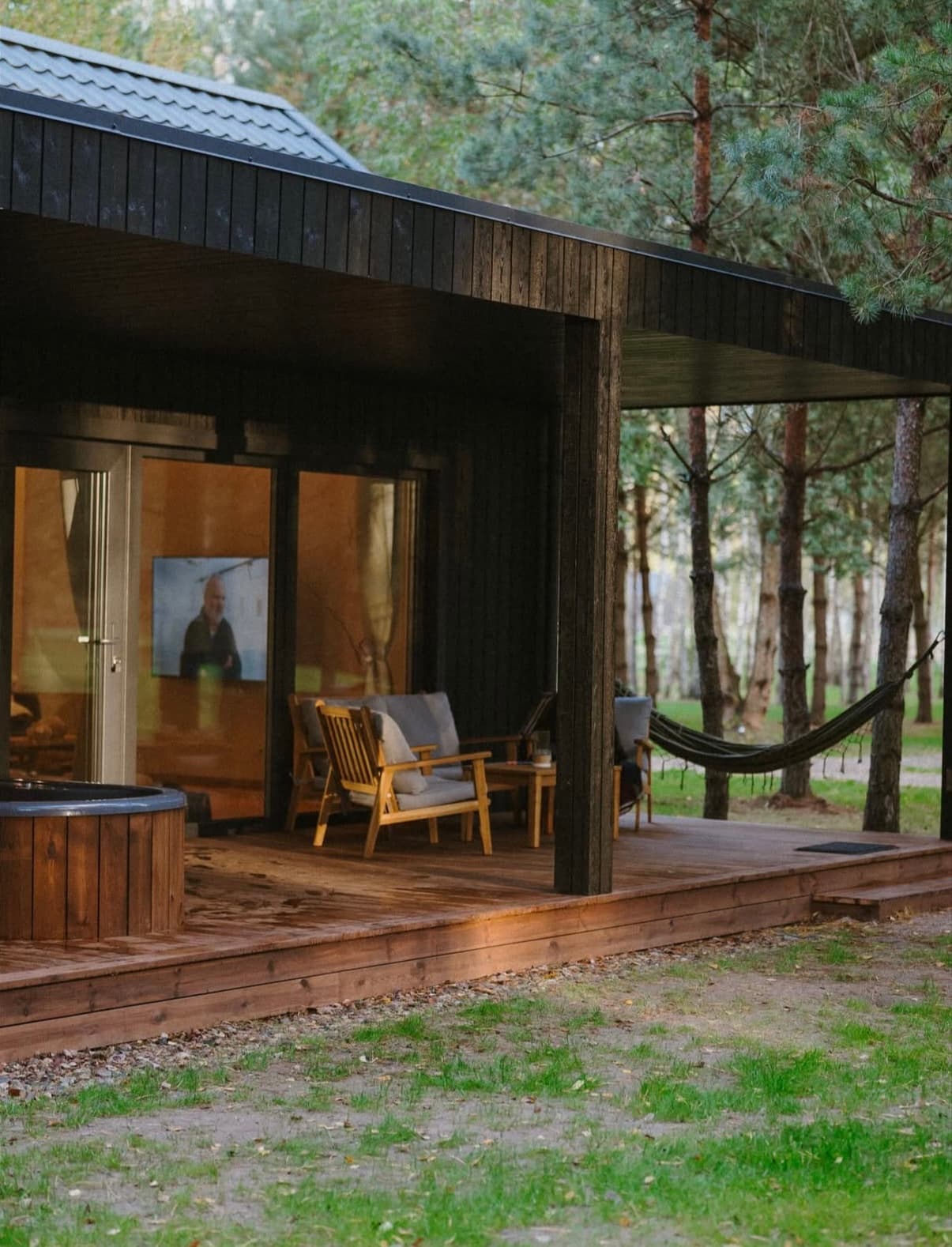 Nameliai miško apsuptyje