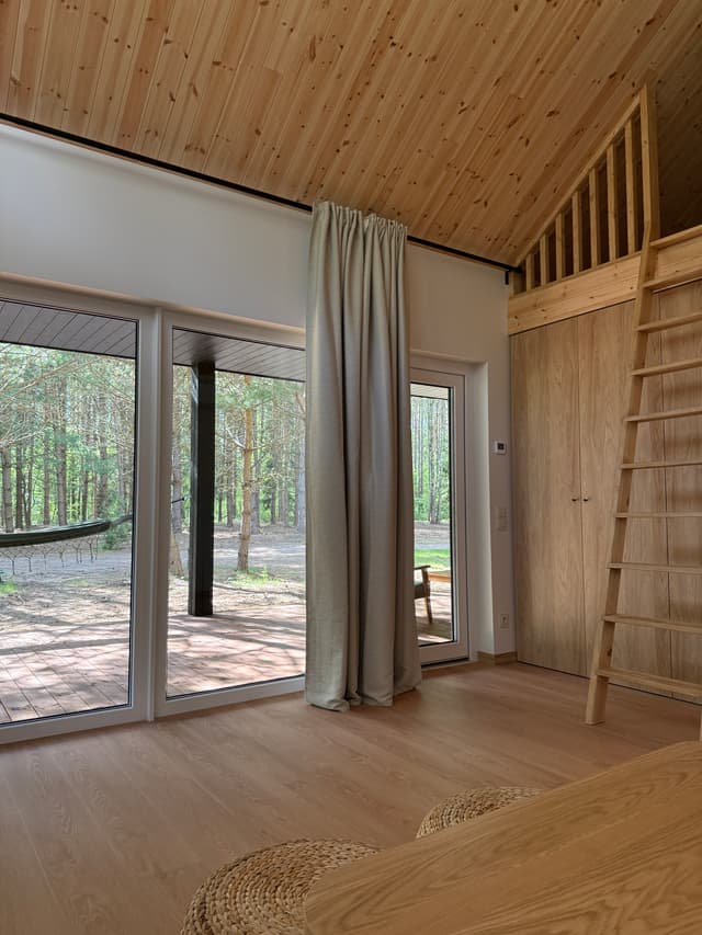 Nameliai miško apsuptyje